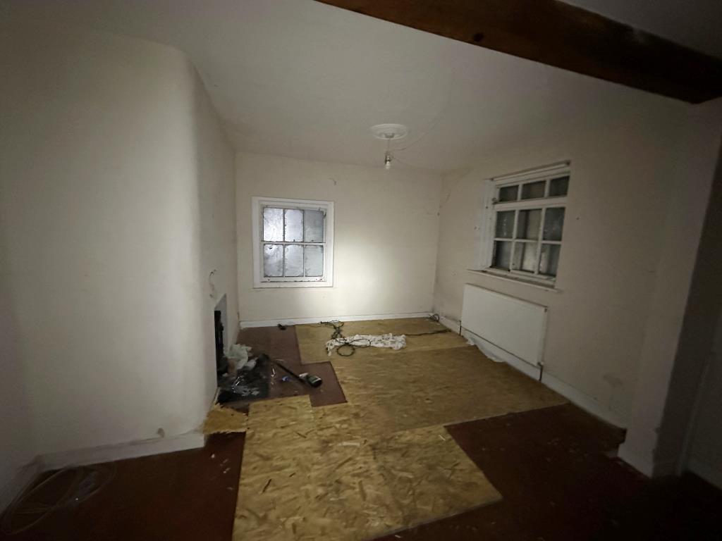 Lot: 40 - THREE-BEDROOM DETACHED HOUSE FOR REPAIR - Living Room